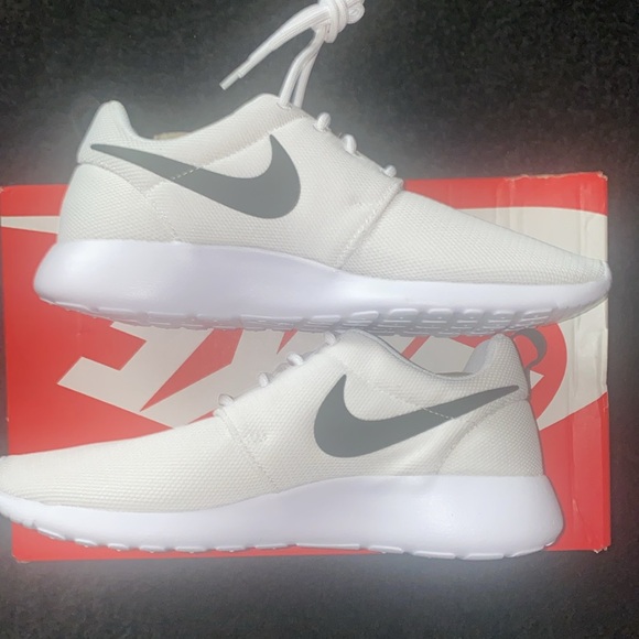 New Nike WMNS Roshe One ‘white-black’. Size.8.5w. OG all. Retail $80 - Picture 3 of 6